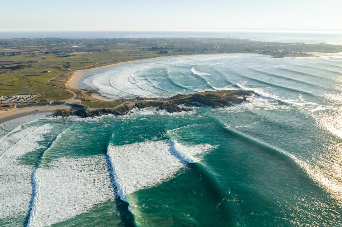 Dunes et vagues de la Pointe de la Torche.