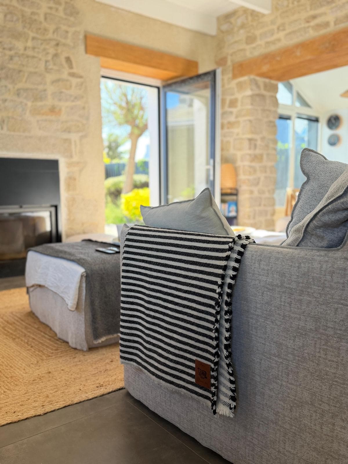Salon lumineux ouvert sur la mer.
