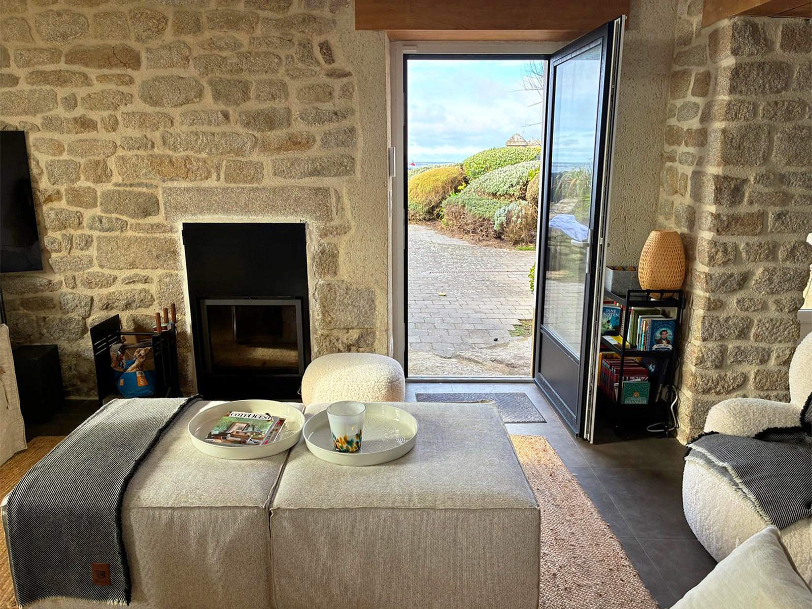Sitting room, garden view